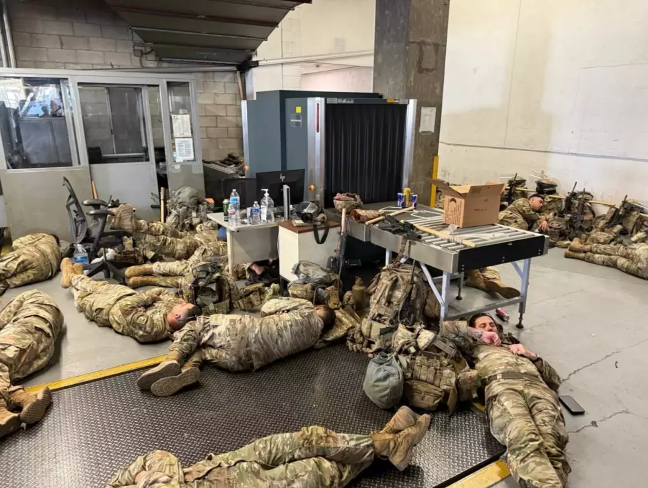 国民警卫队人员“挤一起睡地板”照疯传！加州州长抨击特朗普派兵决定，五角大楼回应