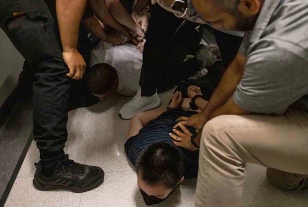 他下死命令，美移民局特工为卷KPI甚至到法庭外蹲点抓捕