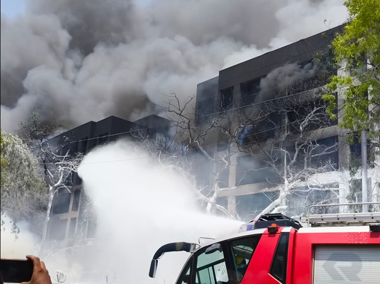 印度波音客机起飞几秒后坠毁，目前伤亡情况不明