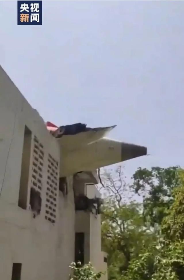 印度一波音787客机坠毁机上242人、地面5名学生遇难！我驻印度使馆：机上无中国籍乘客