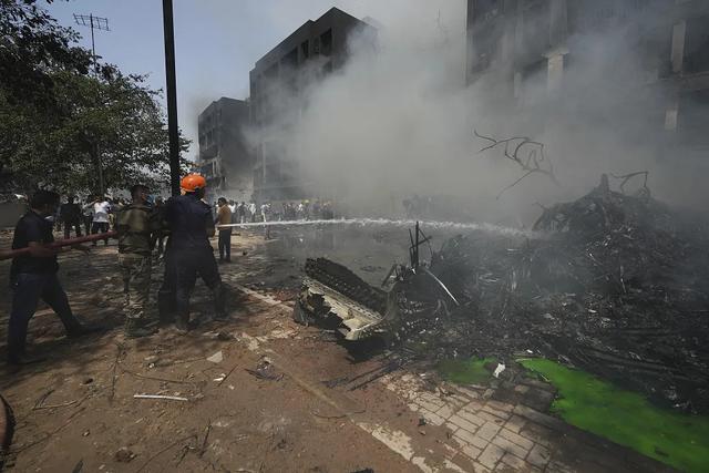 印度一波音787客机坠毁机上242人、地面5名学生遇难！我驻印度使馆：机上无中国籍乘客