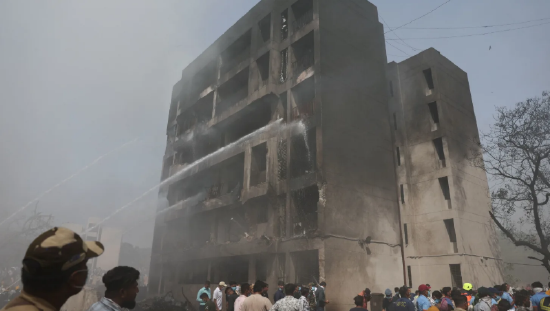 印度一波音787梦想客机坠毁:机上242人全部遇难 地面也有伤亡