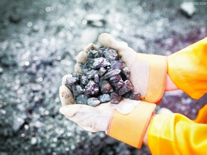 如何判断动力煤价格下跌的因素？下跌趋势对期货交易有何策略指引？