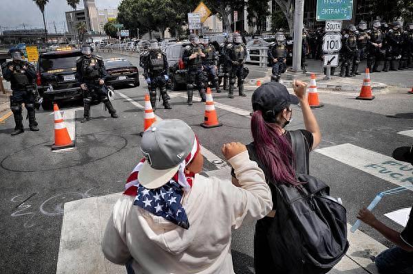 “不要国王！”抗议席卷全美，示威者涌入街头与警方发生冲突