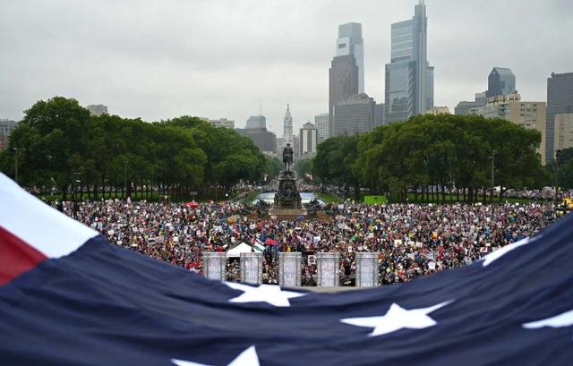 “不要国王！”抗议席卷全美，示威者涌入街头与警方发生冲突