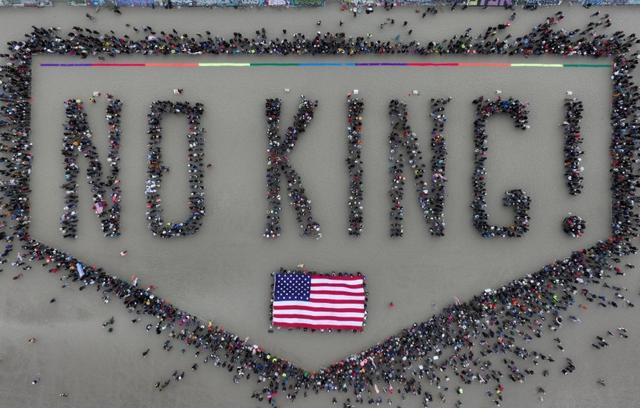“不要国王！”抗议席卷全美，示威者涌入街头与警方发生冲突