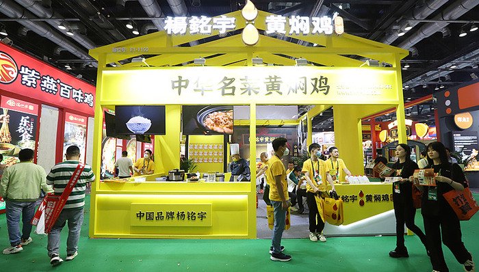 杨铭宇黄焖鸡创始人卸任总经理，门店曾因食品安全问题被曝光