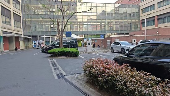 八百公里收费2.8万元且无收据，江西公立医院医生帮联系民营救护车遭质疑