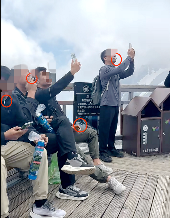 玉龙雪山4500米观景平台上几名男游客边吸氧边抽烟，景区回应：将加强劝导