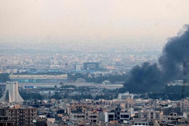 出城拥堵，加油限额，通讯不畅……听在伊中国人讲述在战火下撤离伊朗