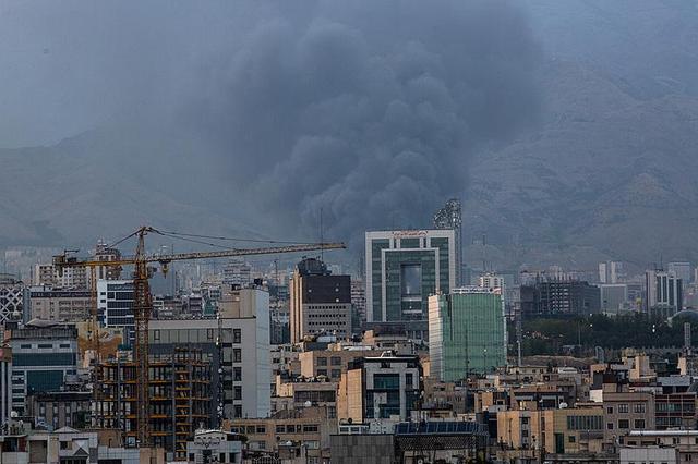 出城拥堵，加油限额，通讯不畅……听在伊中国人讲述在战火下撤离伊朗