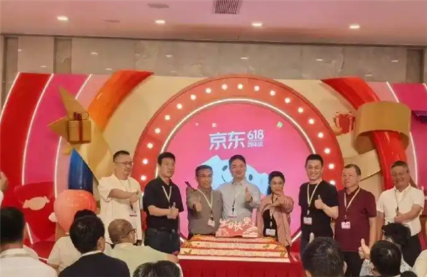 继力挺刘强东做外卖后 蔚来李斌现身京东618周年庆活动