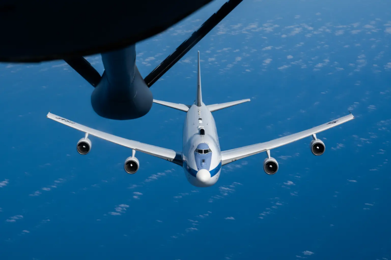 敏感时刻,美媒发现:美国“末日飞机”出现异常动向,变更呼号飞行4小时抵达华盛顿附近空军基地