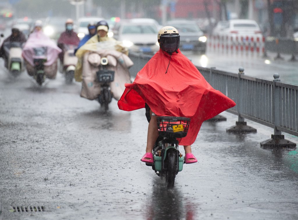 中央气象台已连续10天发布暴雨预警!警惕局地地质灾害