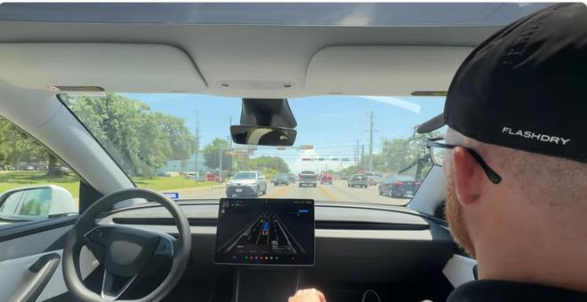 特斯拉robotaxi周日低调登场 初期仅投入约10辆Model Y