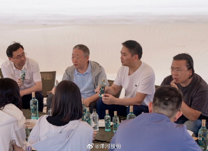 洋河张联东与刘强东在沙漠欢聚，专门为京东推出定制光瓶酒