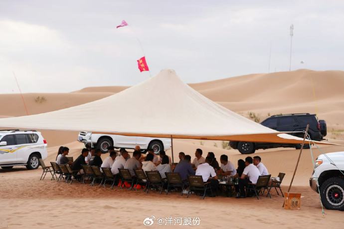 洋河张联东与刘强东在沙漠欢聚，专门为京东推出定制光瓶酒