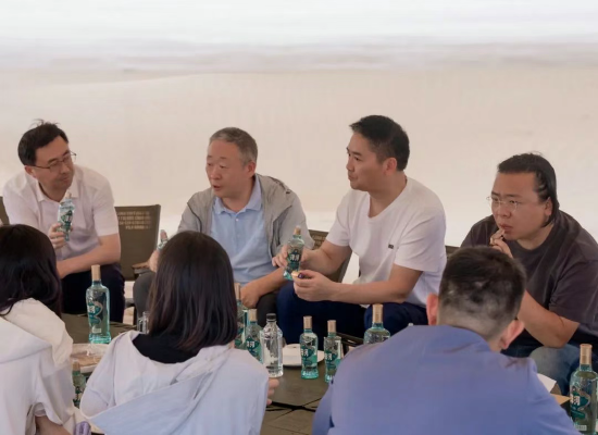 洋河董事长与刘强东沙漠相聚,推出两款京东定制光瓶酒
