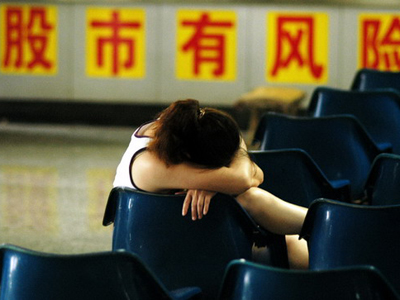 如何理解散户投资与指数的关联？这种关联对投资决策有何影响？