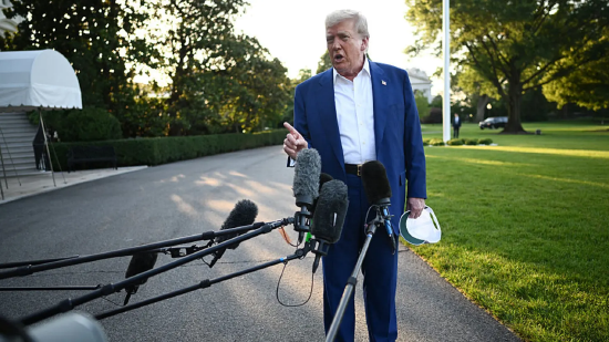 特朗普对国会表示：在支出法案通过前 “任何人不得休假”