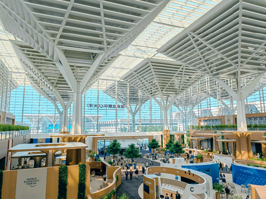 独家对话世界经济论坛会议运营总监:2025年新领军者年会背后的故事