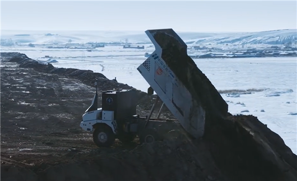 百台无人电动矿卡齐上阵!华为小姐姐详解“硬核挖矿”