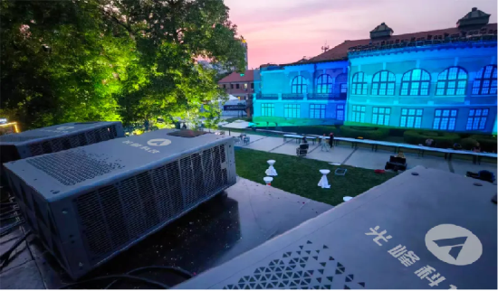 光峰专显助力2025达沃斯论坛,T Pro系列点亮3D Mapping光影秀