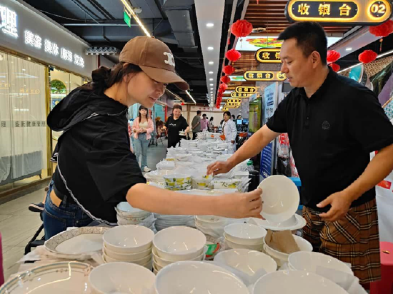 她数度哽咽,想让唐山骨质瓷再放光华!