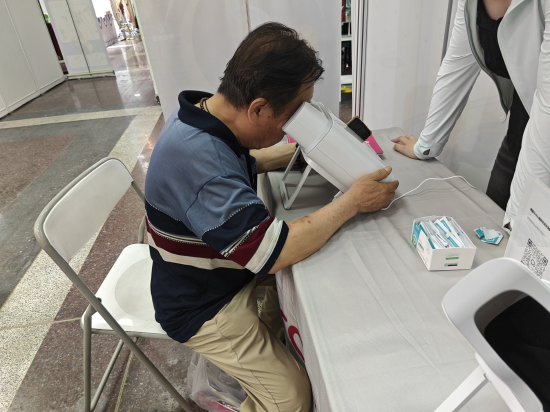 好博会|鹰瞳眼底相机免费体验，两分钟检查眼部健康，能查验55种风险指标