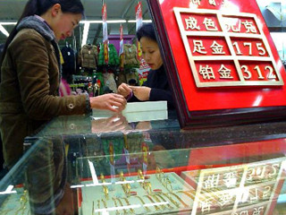 如何确定股票与春节休市等因素的关系？美国经济状况对资金配置有何影响？