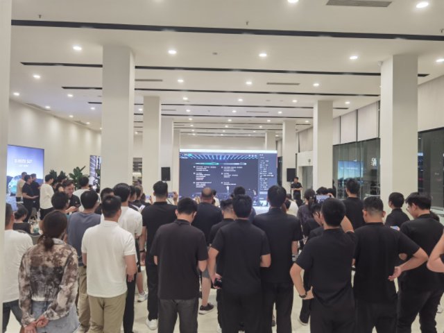 记者体验小米门店狂热营销，多地已现YU7转手订单