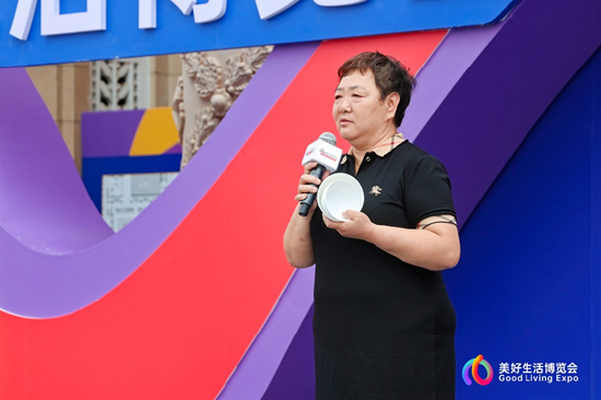 2025美好生活博览会开幕：展商含泪敲瓷碗 奏响中国制造最强音