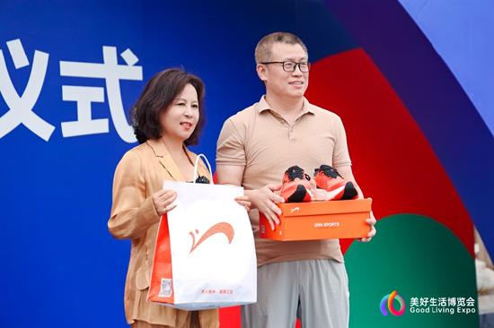 2025美好生活博览会开幕：展商含泪敲瓷碗 奏响中国制造最强音