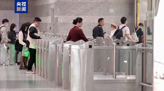 明天起 上海地铁全网试点银行卡刷卡过闸