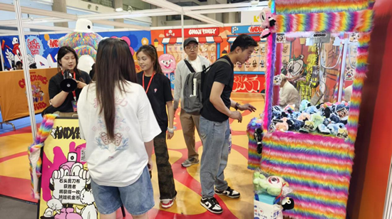 B站谷子墙、Switch2随便玩……我在好博会二次元区逛成“仓鼠囤货狂”