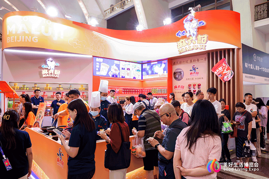 汪小菲试吃，安慕希跨界……在好博会，逛着逛着就吃饱了