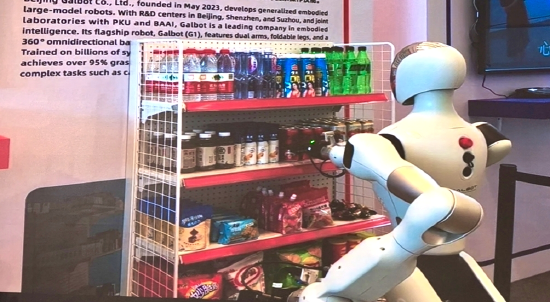 银河通用创始人王鹤勾勒人形机器人产业新图景，合成数据破局具身智能落地