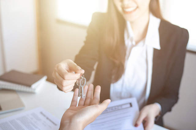 如何了解房产中介业务技巧并实现扫楼操作？业务技巧和扫楼操作有何关联？