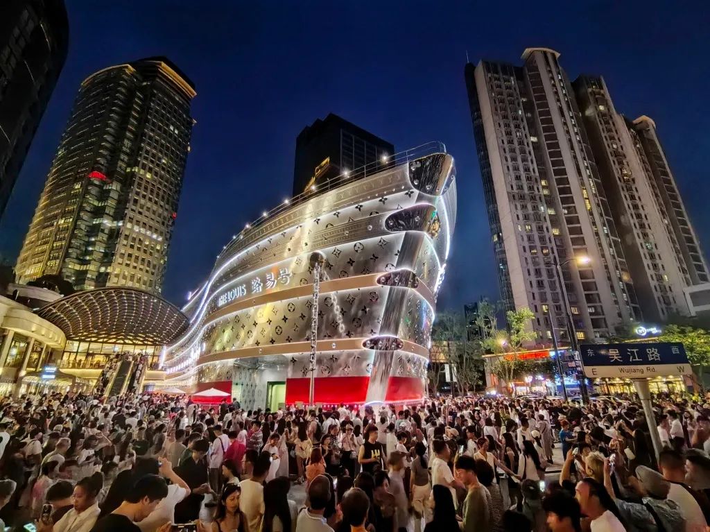 太火爆！LV“巨轮”成新地标，市民疯狂涌入，餐厅7月下旬已被订满！星巴克限流，奶茶店爆单超130杯