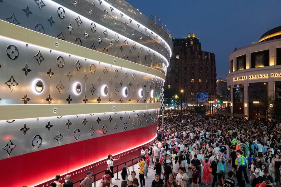 太火爆！LV“巨轮”成新地标，市民疯狂涌入，餐厅7月下旬已被订满！星巴克限流，奶茶店爆单超130杯