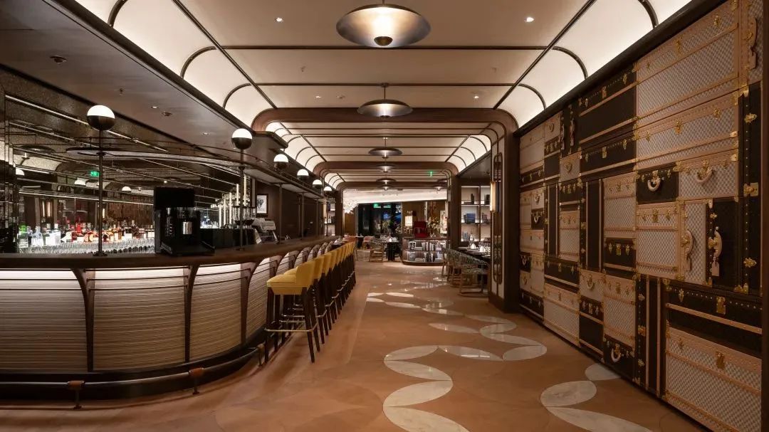 太火爆！LV“巨轮”成新地标，市民疯狂涌入，餐厅7月下旬已被订满！星巴克限流，奶茶店爆单超130杯