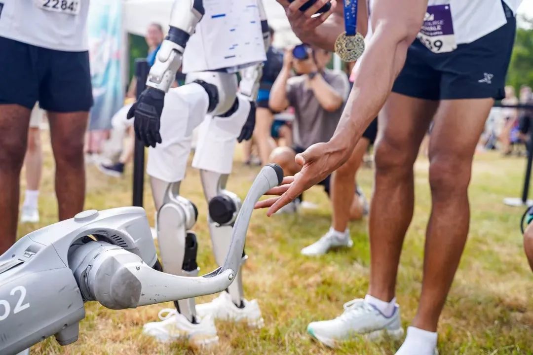 当中国品牌“跑”入法国皇宫，看特步如何“凡尔赛”