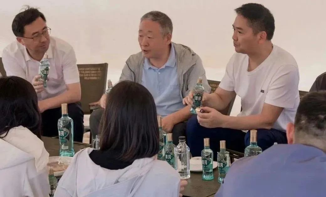 洋河股份董事长突然辞职,一周前还与刘强东沙漠对饮