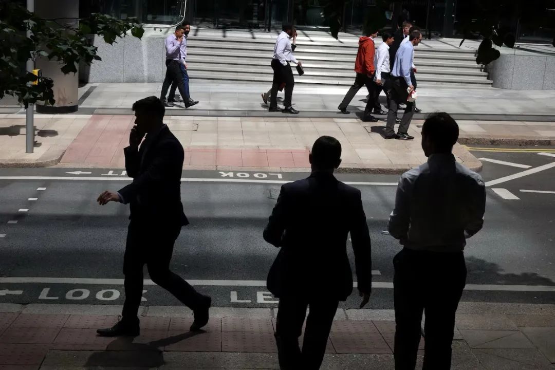 里夫斯议会“失控”瞬间，英镑暴跌190点，债市血崩如“特拉斯时刻”重演