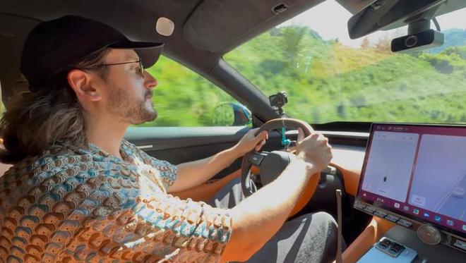 小米 YU7 成为全球网红，海外网友集体破防