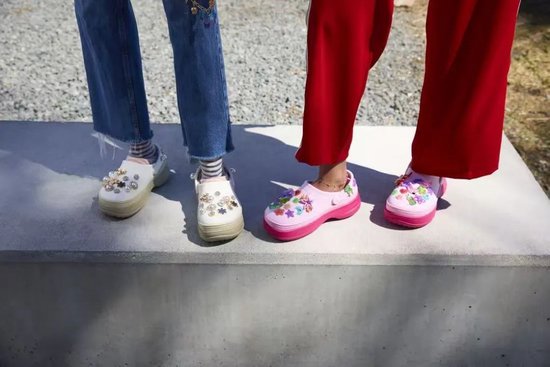 “洞门”永存：Crocs卡骆驰如何把洞洞鞋变成社交货币