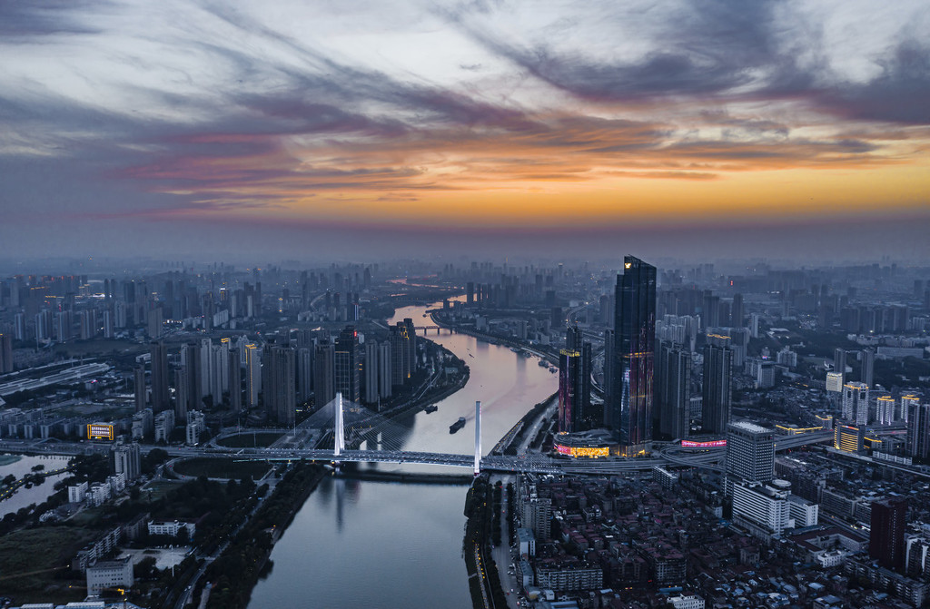 武汉市停车场收费规则是怎样的？该规则与其他城市相比有何特点？