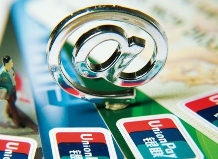 如何认识金融产品中的特定项目？所有者权益在金融范畴中属于什么类别？