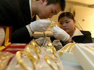 如何选择合适的金饰品牌？金饰品牌选择与金融投资有何关联？