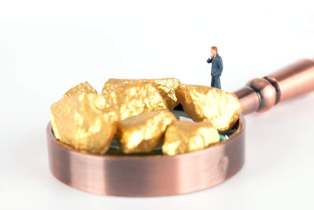 如何认识贵金属产品的特定标准？这种标准对产品价值有何影响？